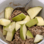 Oatmeal with green apples